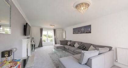 Spacious 5BR Home | Principality & Utilita Arena