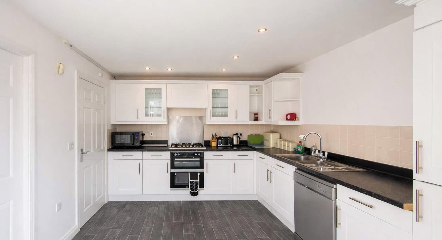 Oven, stovetop, toaster, cookware/dishes/utensils