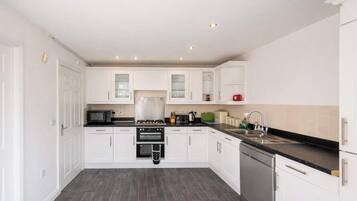 Oven, stovetop, toaster, cookware/dishes/utensils