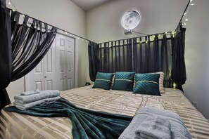 Escritorio, tabla de planchar con plancha, cuna de viaje y wifi gratis 