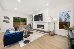 House | 5 bedrooms - Brand New 5BR Home Fenced Yard Ample Parking (Renton)