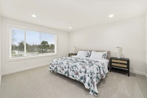 House | 5 bedrooms - Brand New 5BR Home Fenced Yard Ample Parking (Renton)