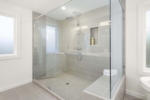 House | 5 bedrooms, free cots/infant beds - Brand New 5BR Home Fenced Yard Ample Parking (Renton)