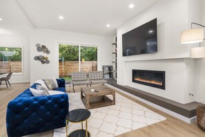 House | 5 bedrooms - Brand New 5BR Home Fenced Yard Ample Parking (Renton)