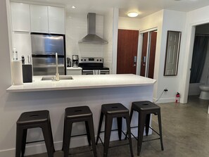 Private kitchen - Cozy 1-bedroom condo in DT Vancouver with parking and gym included (Vancouver)