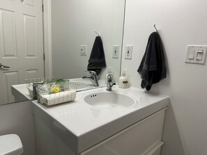 Hair dryer, towels, soap, toilet paper - Cozy 1-bedroom condo in DT Vancouver with parking and gym included (Vancouver)