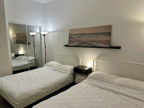 1 bedroom, iron/ironing board, WiFi, bed sheets - Cozy 1-bedroom condo in DT Vancouver with parking and gym included (Vancouver)