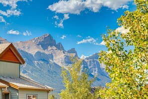 Exterior - Mesmerizing 2BR Retreat Made For You! (Canmore)