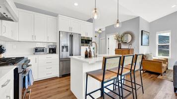 Tostadora, especias, mesa de comedor