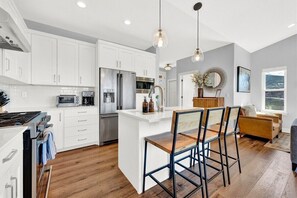 Torradeira, especiarias, mesas de jantar