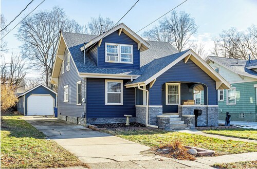 Central 4BR Home ~Fenced Yard ~ Fire Pit ~ Pet Friendly