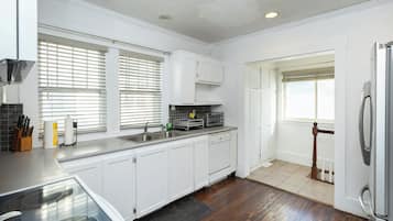 Een koelkast, een microgolfoven, een oven, een kookplaat