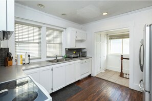 Een koelkast, een microgolfoven, een oven, een kookplaat