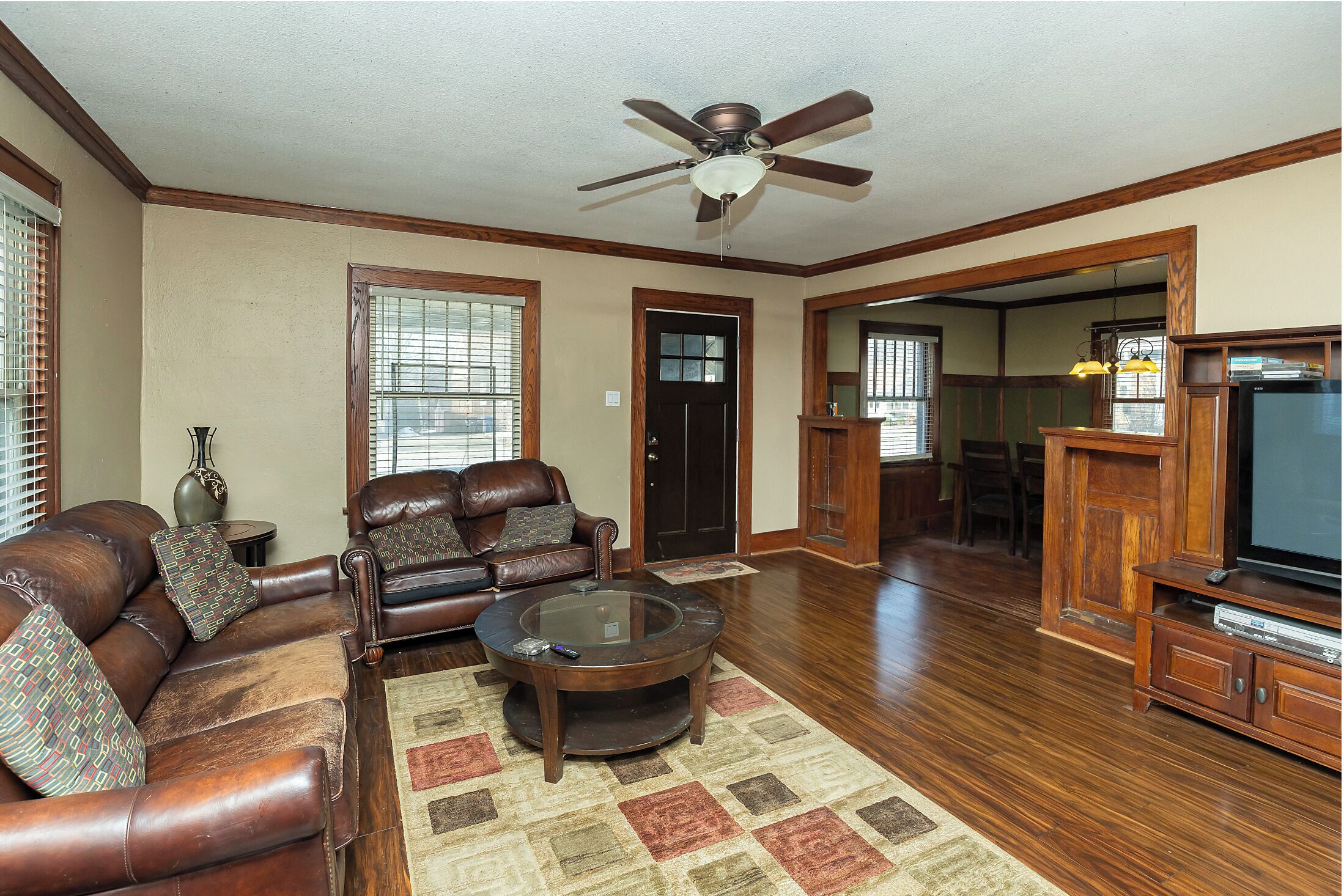 Smart TV, DVD player, livros, aparelho de som