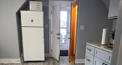 2-bedroom condo with AC in charming Racine, near the park with trails