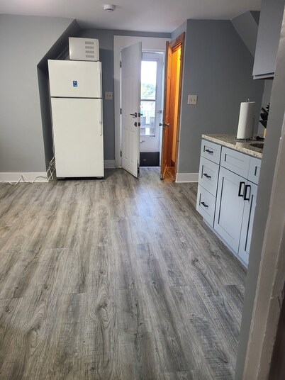 2-bedroom condo with AC in charming Racine, near the park with trails