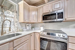 Fridge, microwave, oven, stovetop - The Oak Cottage- Charming Downtown Retreat in the Heart of Siloam Springs (Siloam Springs)