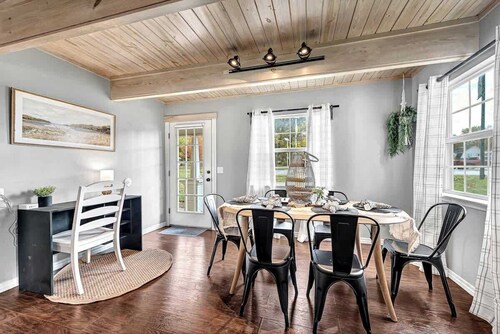 The Oak Cottage- Charming Downtown Retreat in the Heart of Siloam Springs