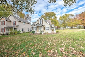 Exterior - The Oak Cottage- Charming Downtown Retreat in the Heart of Siloam Springs (Siloam Springs)