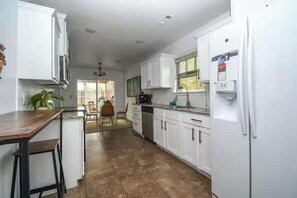 Private kitchen - Cypress Ct. Family Retreat (Siloam Springs)