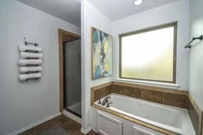 Shower - Cypress Ct. Family Retreat (Siloam Springs)