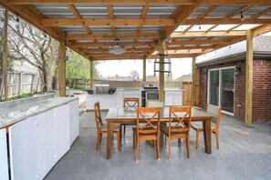 Outdoor dining - Cypress Ct. Family Retreat (Siloam Springs)