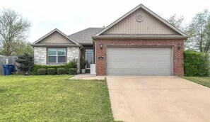 Exterior - Cypress Ct. Family Retreat (Siloam Springs)