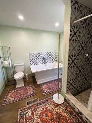 Asciugacapelli, asciugamani, sapone, carta igienica