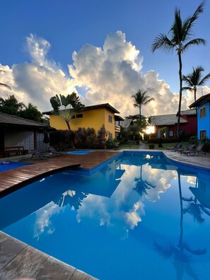 Outdoor pool - Charming beachfront apartment in Arraial d'Ajuda, with a swimming pool. (Arraial d'Ajuda)