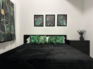 1 habitación, tabla de planchar con plancha, wifi y ropa de cama