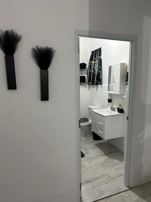 Hair dryer, towels, soap, toilet paper - Unit 5 Cozy Apartment with walking distance from bars, restaurants and beach (San Juan)