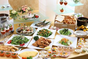 Daily buffet breakfast (JPY 1650 per person) - NEW STAR HOTEL YAMANAKAKO (Yamanakako)