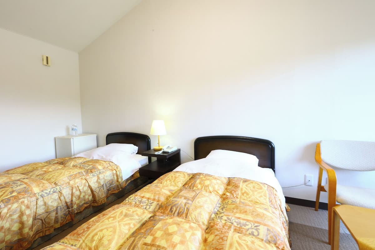 Basic Twin Room, 2 Single Beds, Non Smoking, Balcony | Desk, free WiFi, bed sheets