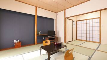 Basic Twin Room, Balcony, Garden View | Desk, free WiFi