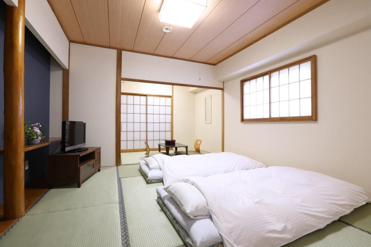 Habitación básica con 2 camas individuales, balcón, vista al jardín