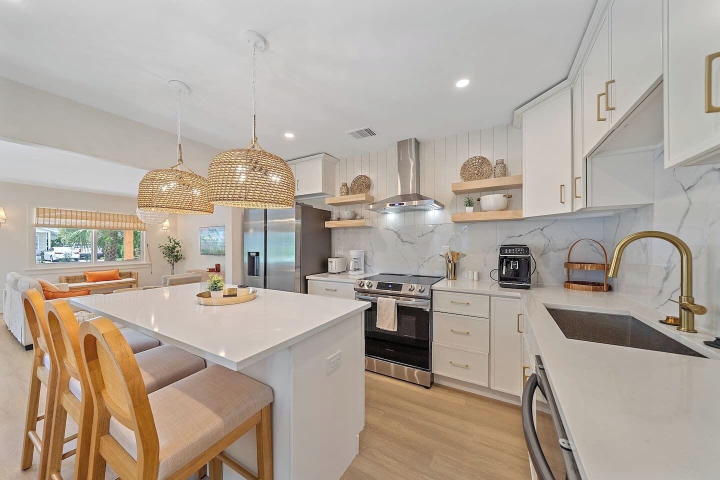 Kjøleskap, mikrobølgeovn, ovn og kokeplater