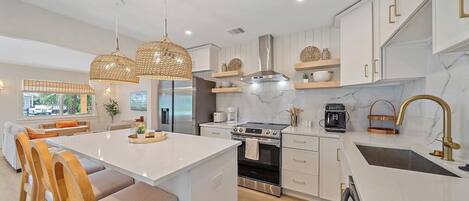 Kjøleskap, mikrobølgeovn, ovn og kokeplater