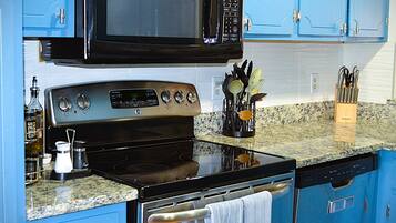 Microonde, forno, piano cottura, lavastoviglie