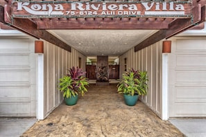 Exterior detail - Oceanfront 1-br! Fall asleep to the sound of waves in fantastic Kailua-Kona! (Kailua-Kona)