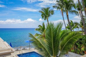 Outdoor pool - Oceanfront 1-br! Fall asleep to the sound of waves in fantastic Kailua-Kona! (Kailua-Kona)