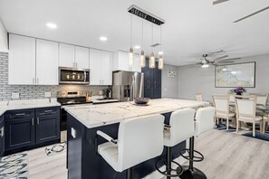 Een koelkast, een microgolfoven, een oven, een kookplaat