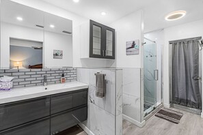 Shower, hair dryer, towels - Villa Water's Edge - Heated Pool & River Access (Fort Myers)