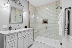 Shower, hair dryer, towels, soap - Victorian On Broadway - Fantastic Blend of Old & New - Phenomenal Backyard (Louisville)
