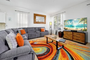 Living area - Charming 4 bedroom & 4 bathroom vacation retreat (Davenport)