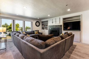 TV, fireplace - Central Location • Walk to Lifts • Hot Tub • Sauna (Park City)