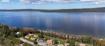 Bord de Lac, tranquille, 2 chambres, animaux acceptés, avec AC à Val-Brillant.
