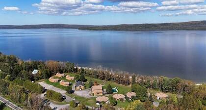 Bord de Lac, tranquille, 2 chambres, animaux acceptés, avec AC à Val-Brillant.