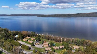 Bord de Lac, tranquille, 2 chambres, animaux acceptés, avec AC à Val-Brillant.