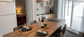 Bord de Lac, tranquille, 2 chambres, animaux acceptés, avec AC à Val-Brillant.