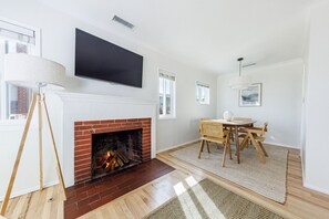 Dining - Hollywood Gem - 3BR House with Free Parking and Outdoor Space (Los Angeles)